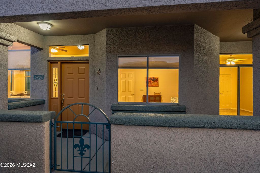 Image 3 of property listing at 5702 W Treasure Cove Loop, Tucson, AZ 85713