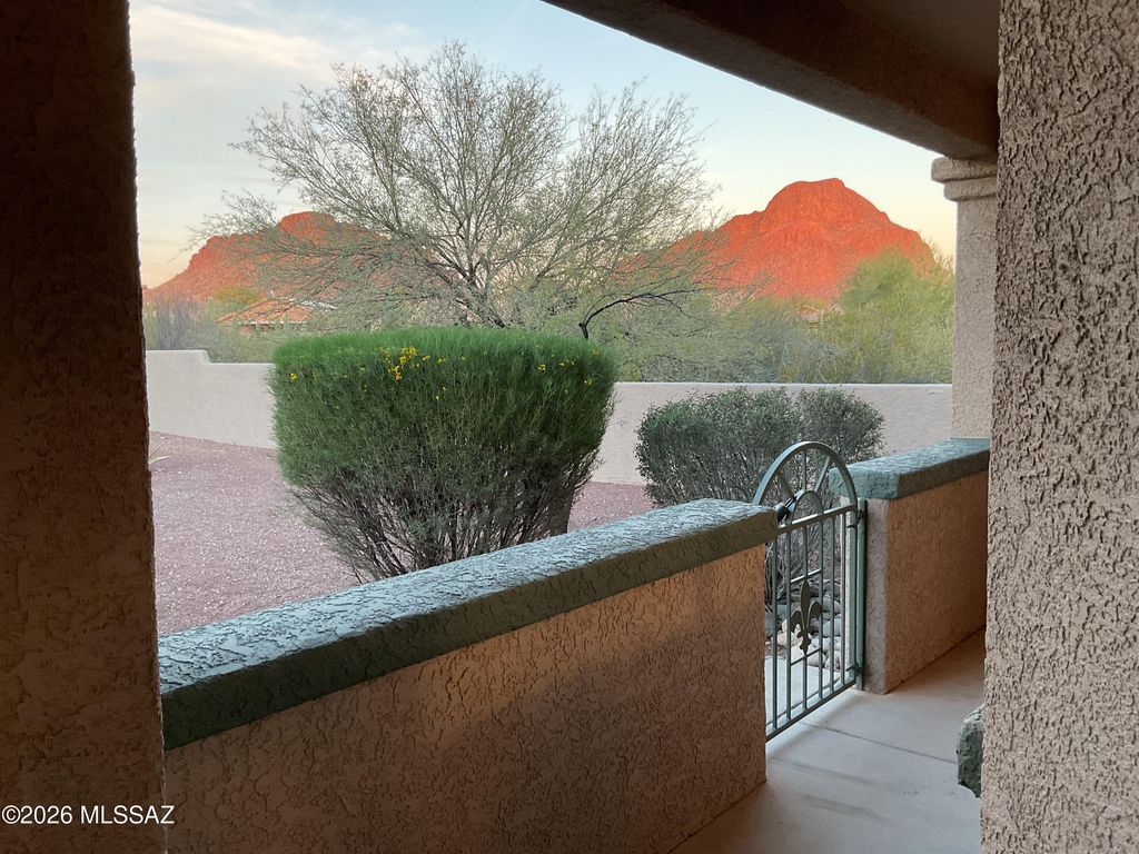 Image 4 of property listing at 5702 W Treasure Cove Loop, Tucson, AZ 85713