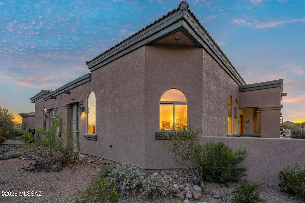 Image 5 of property listing at 5702 W Treasure Cove Loop, Tucson, AZ 85713
