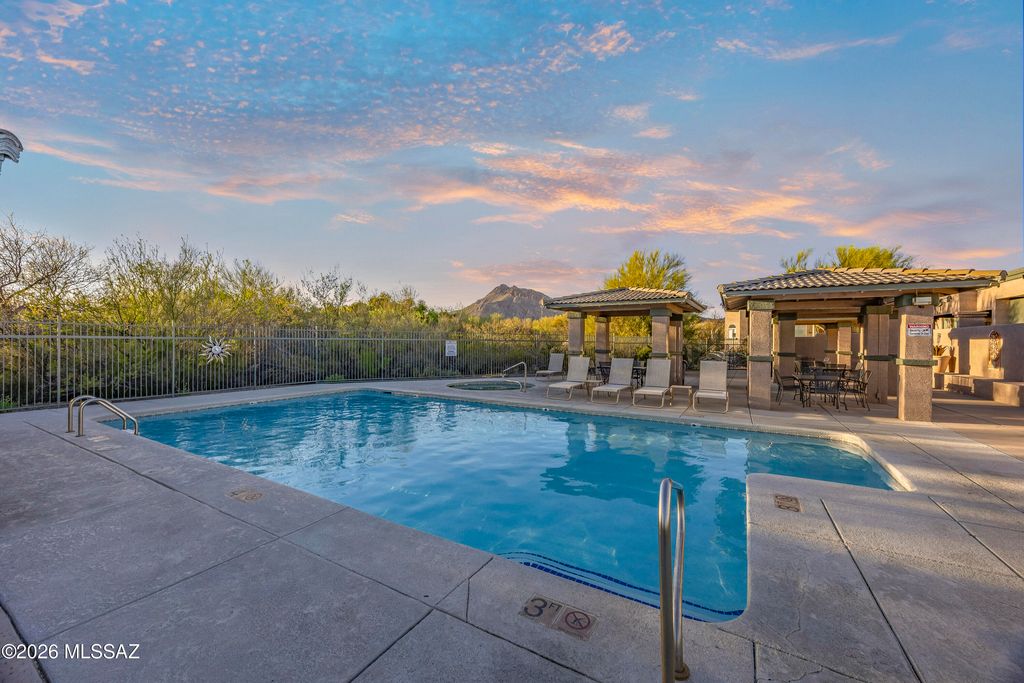 Image 8 of property listing at 5702 W Treasure Cove Loop, Tucson, AZ 85713