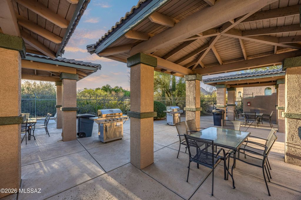 Image 9 of property listing at 5702 W Treasure Cove Loop, Tucson, AZ 85713