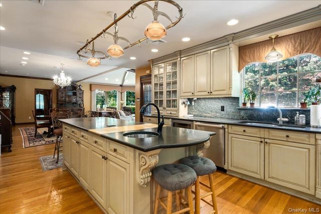 79 Aldershot Lane, Manhasset, NY 11030