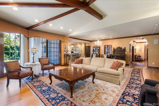 79 Aldershot Lane, Manhasset, NY 11030