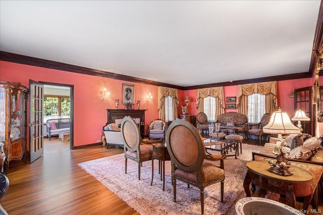 79 Aldershot Lane, Manhasset, NY 11030