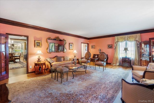 79 Aldershot Lane, Manhasset, NY 11030