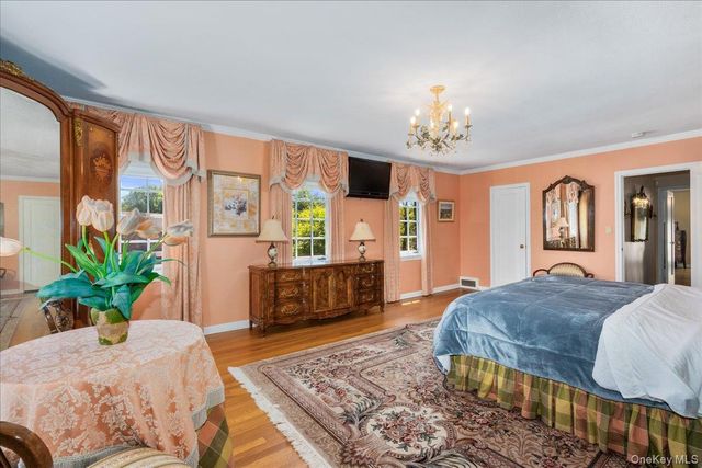 79 Aldershot Lane, Manhasset, NY 11030
