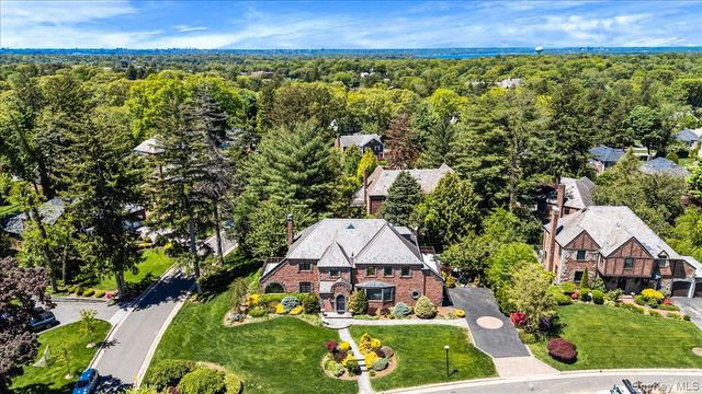 79 Aldershot Lane, Manhasset, NY 11030