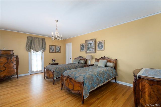 79 Aldershot Lane, Manhasset, NY 11030