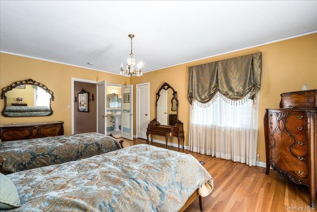 79 Aldershot Lane, Manhasset, NY 11030