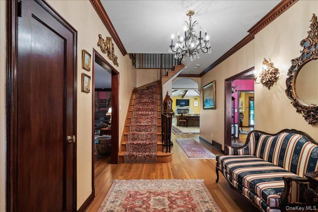 79 Aldershot Lane, Manhasset, NY 11030