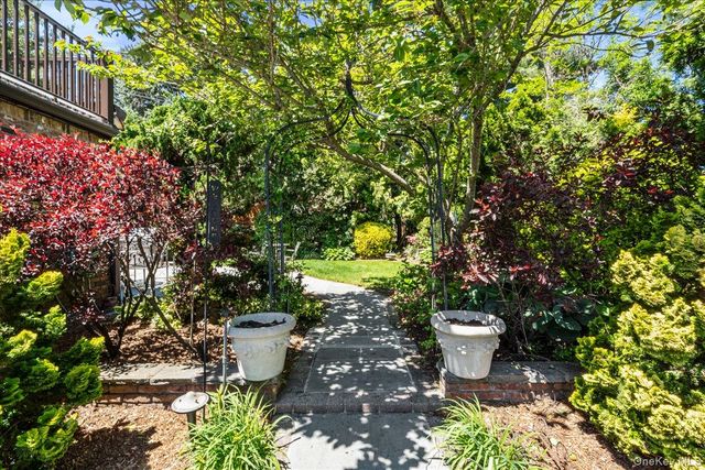 79 Aldershot Lane, Manhasset, NY 11030