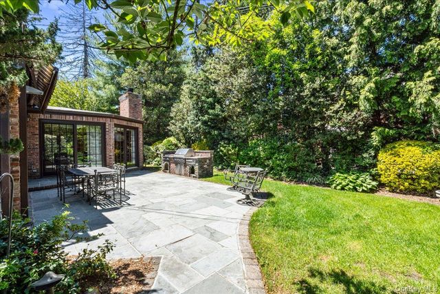 79 Aldershot Lane, Manhasset, NY 11030