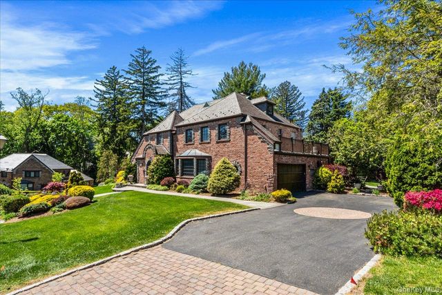 79 Aldershot Lane, Manhasset, NY 11030