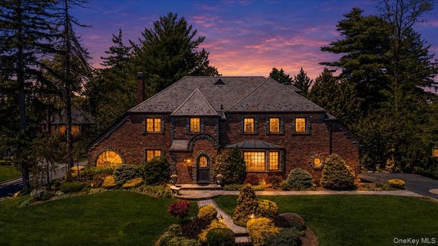 79 Aldershot Lane, Manhasset, NY 11030