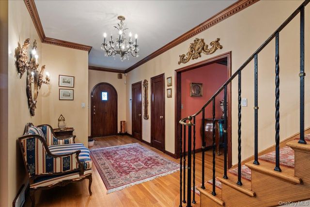 79 Aldershot Lane, Manhasset, NY 11030