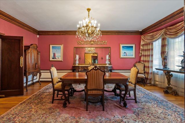 79 Aldershot Lane, Manhasset, NY 11030