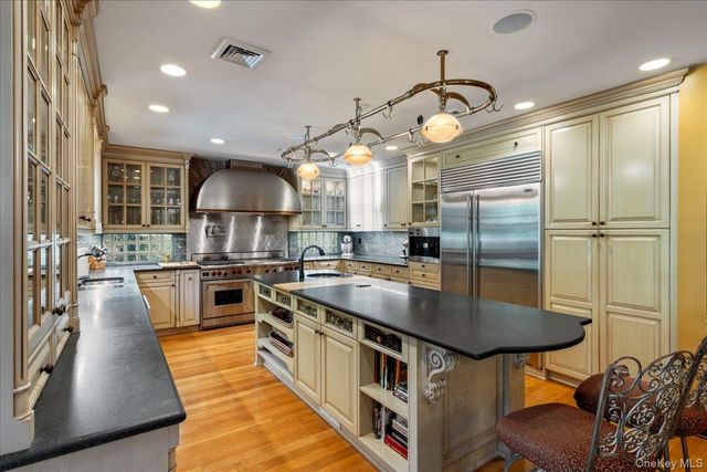 79 Aldershot Lane, Manhasset, NY 11030