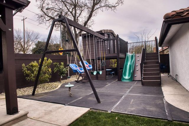 2520 Meadowrest Way, Madera, CA 93637