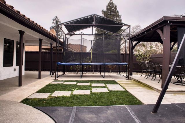 2520 Meadowrest Way, Madera, CA 93637