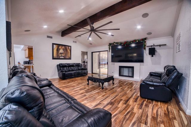 2520 Meadowrest Way, Madera, CA 93637