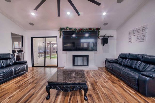 2520 Meadowrest Way, Madera, CA 93637