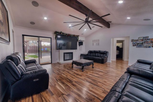 2520 Meadowrest Way, Madera, CA 93637