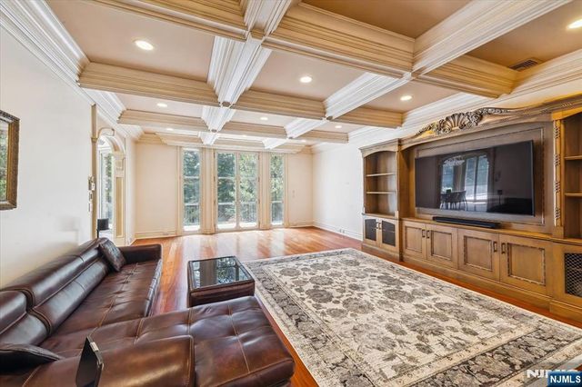 47 Fox Hedge Road, Saddle River, NJ 07458