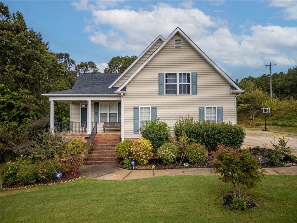 102 Brookstone Way, Central, SC 29630