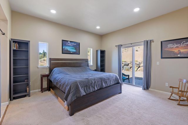 2273 NE Valley View Court, Madras, OR 97741