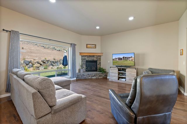 2273 NE Valley View Court, Madras, OR 97741