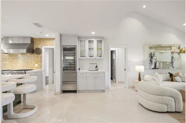16935 Esquira Pl, Encino, CA 91436