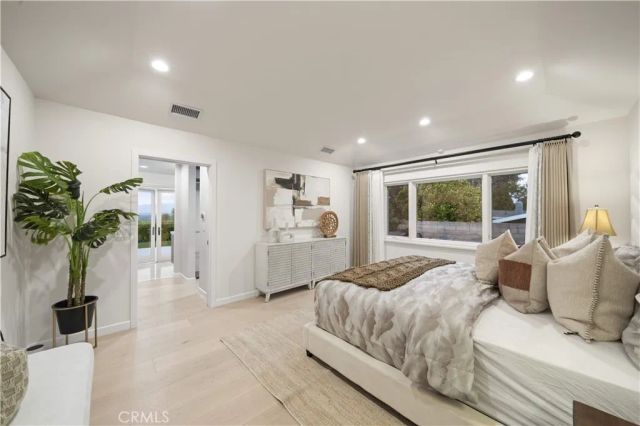 16935 Esquira Pl, Encino, CA 91436