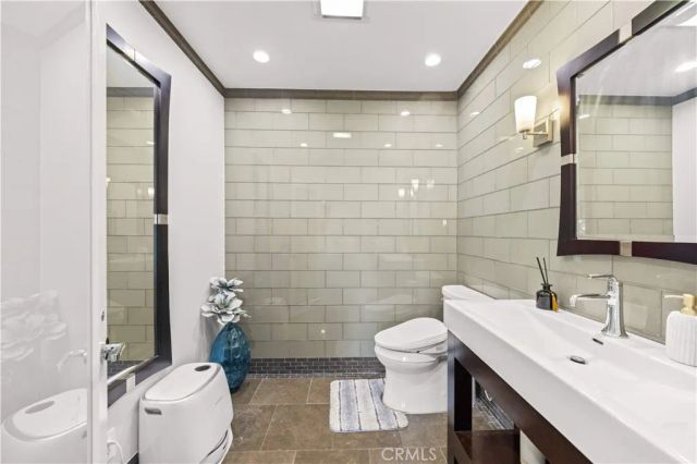 16935 Esquira Pl, Encino, CA 91436
