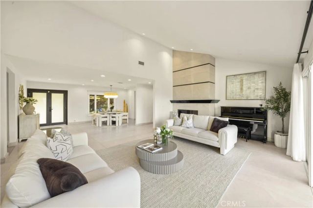 16935 Esquira Pl, Encino, CA 91436