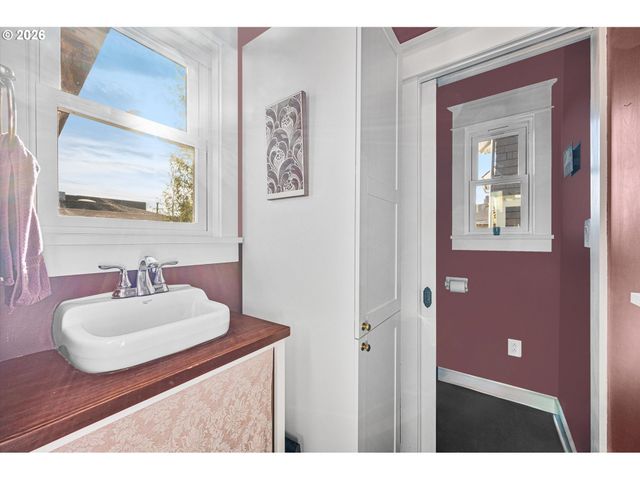 1218 Se ASH St, Portland, OR 97214