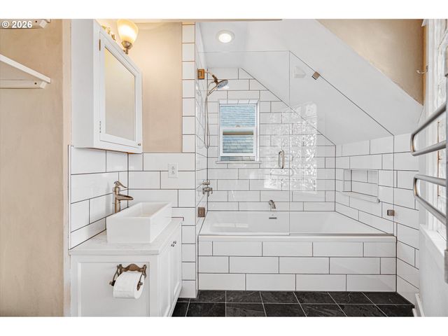 1218 Se ASH St, Portland, OR 97214