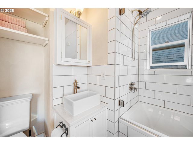 1218 Se ASH St, Portland, OR 97214