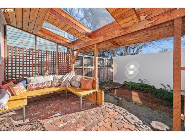 1218 Se ASH St, Portland, OR 97214