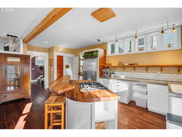 1218 Se ASH St, Portland, OR 97214