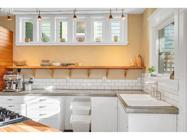 1218 Se ASH St, Portland, OR 97214