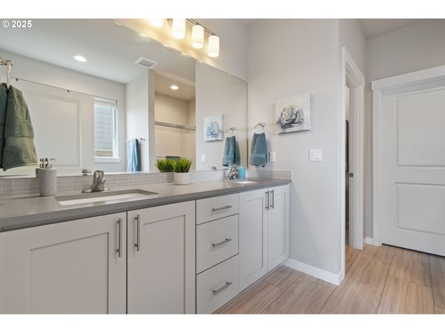 8707 N 1ST St, Ridgefield, WA 98642