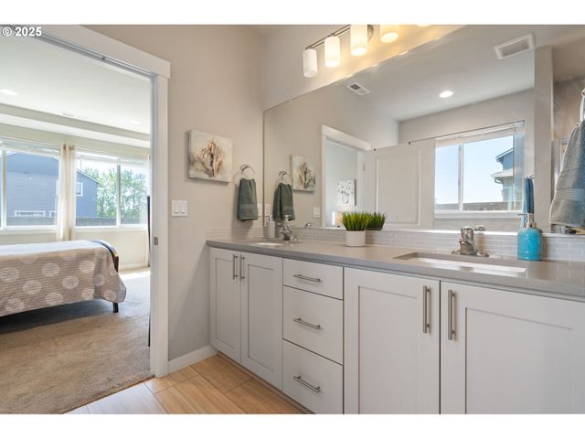 8707 N 1ST St, Ridgefield, WA 98642