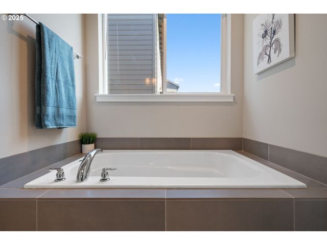 8707 N 1ST St, Ridgefield, WA 98642