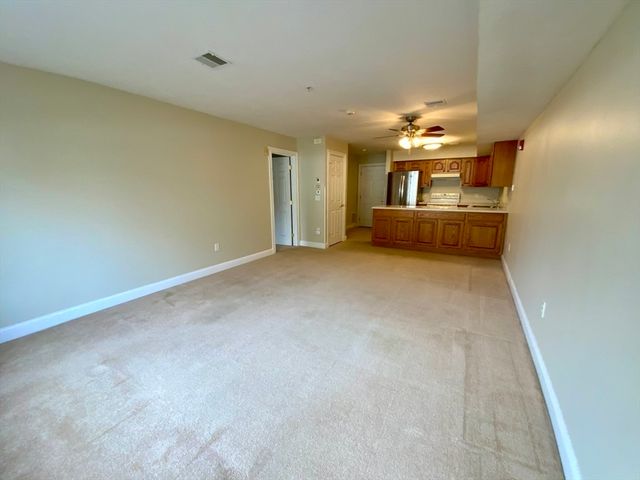 23 Greenleaves Drive 105, Amherst, MA 01002