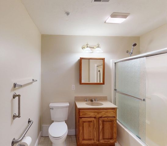 23 Greenleaves Drive 105, Amherst, MA 01002