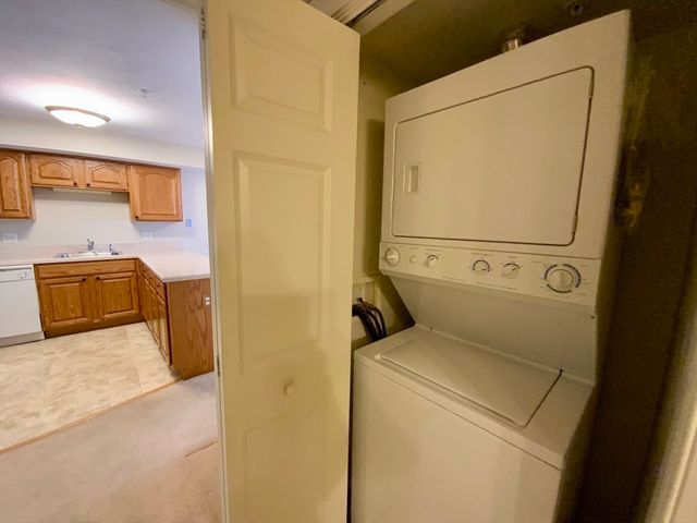 23 Greenleaves Drive 105, Amherst, MA 01002