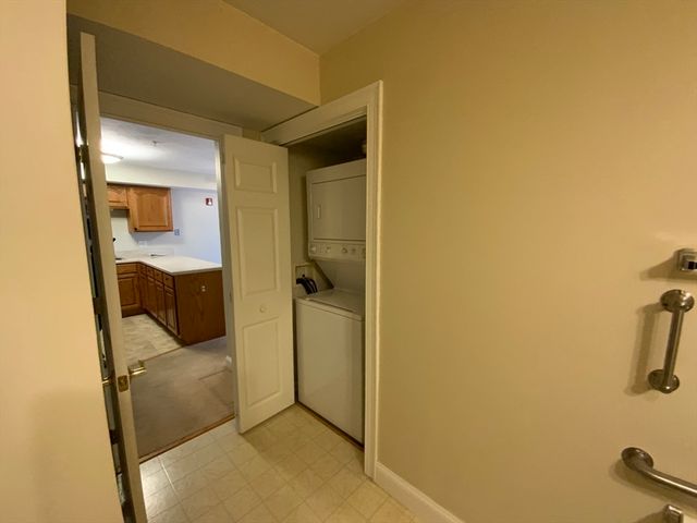 23 Greenleaves Drive 105, Amherst, MA 01002