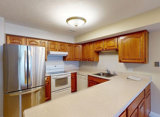 23 Greenleaves Drive 105, Amherst, MA 01002