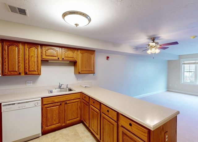 23 Greenleaves Drive 105, Amherst, MA 01002