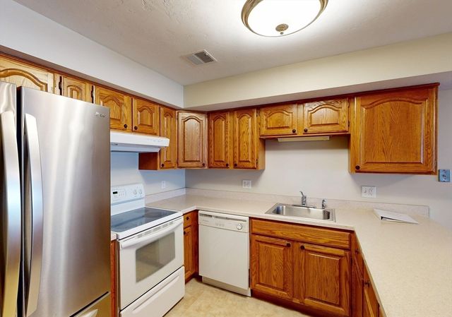 23 Greenleaves Drive 105, Amherst, MA 01002
